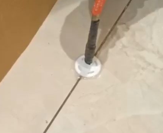 通辽瓷砖空鼓维修公司专业解答瓷砖在铺贴过程中，如果没有涂抹均匀到位的粘结材料（如水泥砂浆或瓷砖胶），可能会导致以下问题