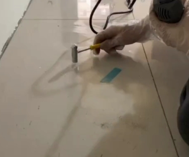 通辽瓷砖开裂维修公司专业分享瓷砖在铺贴前如果没有沥干水分，将会导致以下问题
